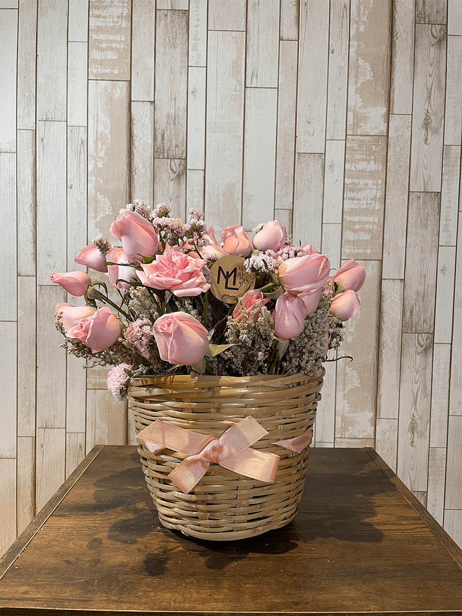 Arreglo "Roses dans le panier"